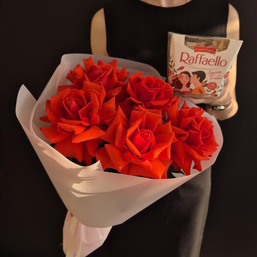 Букет с красными розами и Raffaello