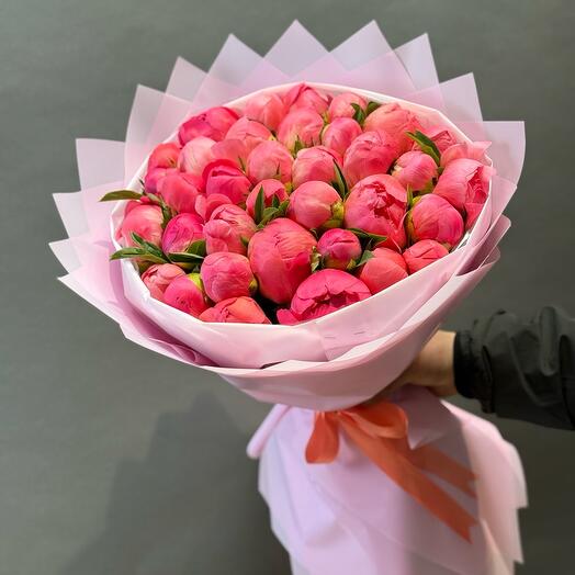 Букет из коралловых пионов