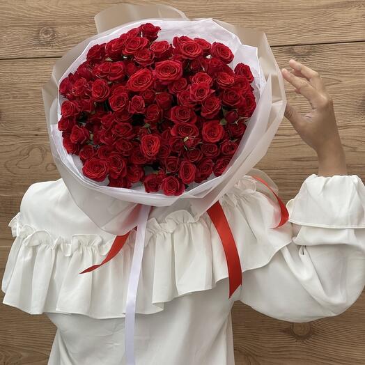 Яркий букет из красных кустовых роз