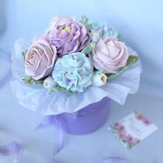 Букет цветов из зефира в шляпной коробке