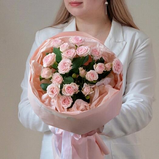 Букет из 5 розовых кустовых роз