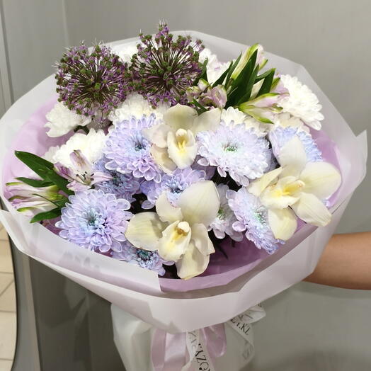 Сиреневый букет с орхидеями