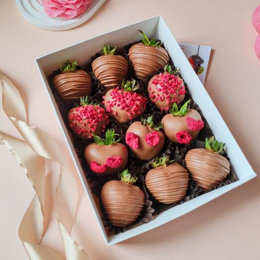 Клубника в шоколаде 12 - 16 шт с сублимированной малиной