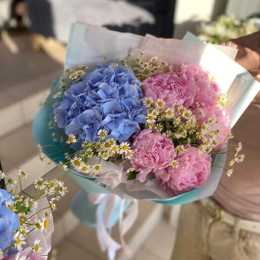 Нежнейший букет из пионов с гортензией в обрамлении милейших ромашек💕