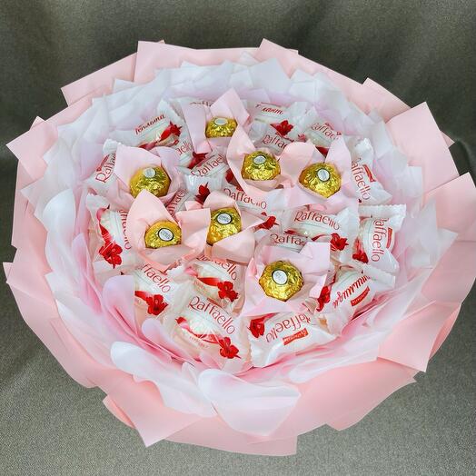 Сладкий букет из конфет Raffaello и Ferrero Rocher "Нежность"