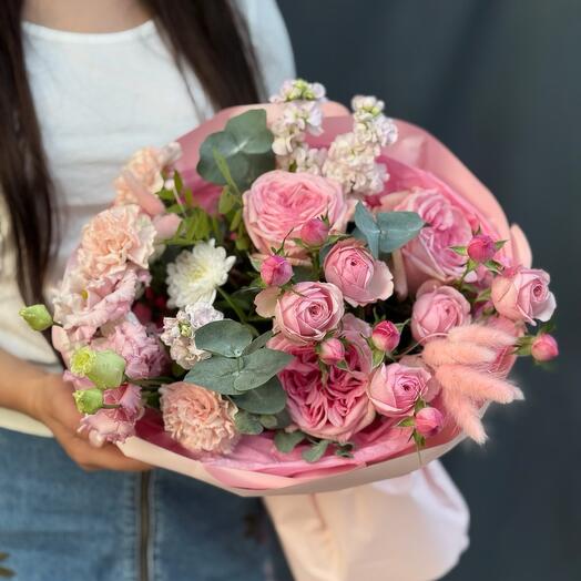 Сборный букет «Роковая элегантность» с розами