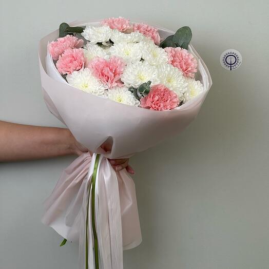 Авторский букет из кустовой хризантемы и диантусов