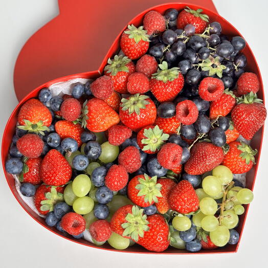 Коробка с ягодами и виноградом сердце 1500гр