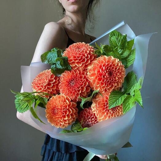 Букет из георгин цвета "Сицилийский апельсин" dahlias