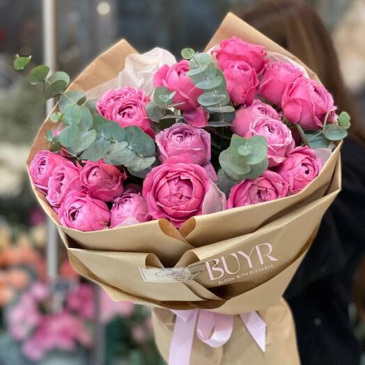 Элегантный букет розовых роз с эвкалиптом в крафте