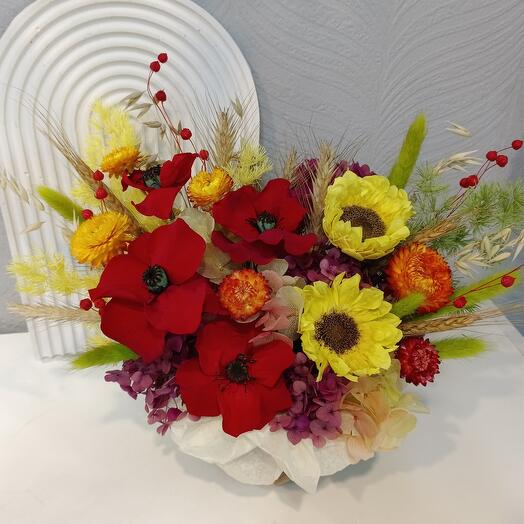 Корзинка с подсолнухами и маками из сухоцветов