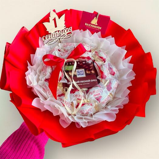 Букет из конфет Rafaello и шоколадки Ritter Sport