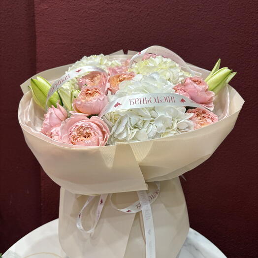 Пышный нежный букет в композиции гортензий,лилии,кустовых роз