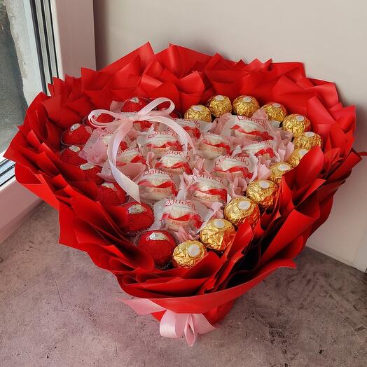 Букет из конфет Raffaello, Ferrero и трюфелей