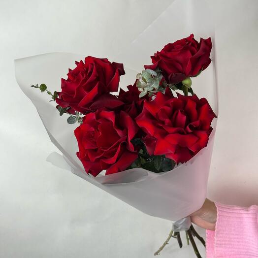 Моно букет из 5 красных французских роз