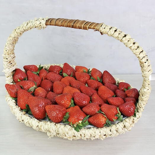 Корзина с клубникой