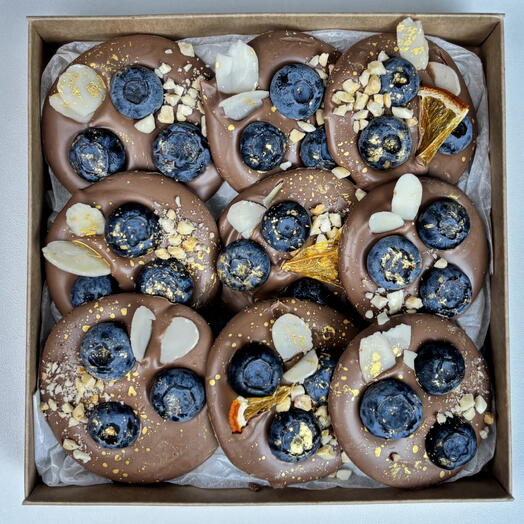 Шоколад ручной работы с голубикой и орехами