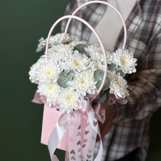 Нежная сумочка с пушистой хризантемой и эвкалиптом