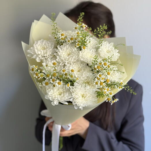 Букет из белых кустовых хризантем, ромашек и зелени