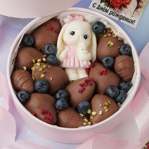 Клубника в шоколаде с зайкой из птичьего молока