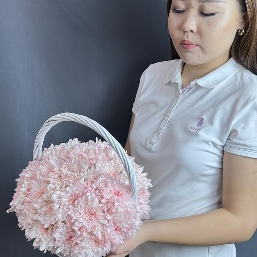 Корзина с розовыми хризантемами от Bloomera