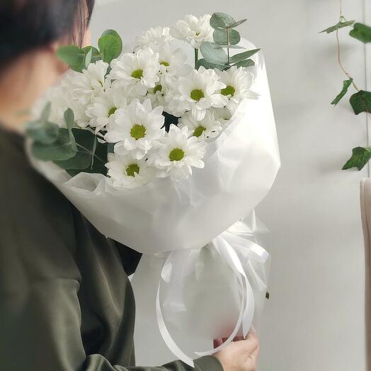 Милый букет хризантем ромашка и эвкалипт