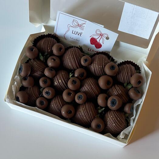 Strawberries and blueberries in premium chocolate 12 pcs