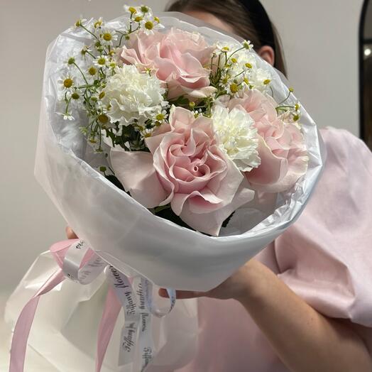 Букет от студии «TIFFANY» французские розы, диантусы и танацетум