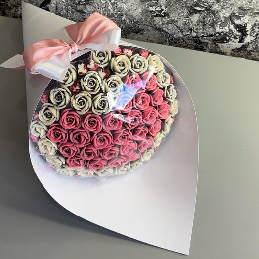 Букет из 51 розы и сердечек 2