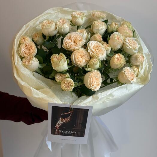 Букет от цветочного дома «TIFFANY» пионовидные кустовые розы кремовые