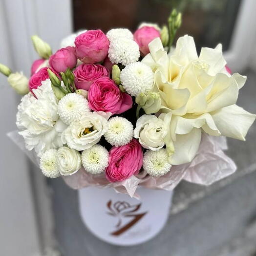 Композиция "Без повода" из кустовых роз, французской розы, эустомы и диантусов