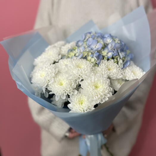 Букет из гортензии и кустовых хризантем