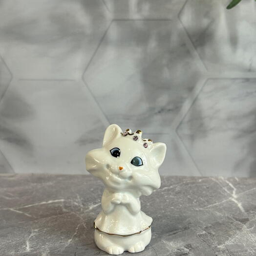 Милая кошка