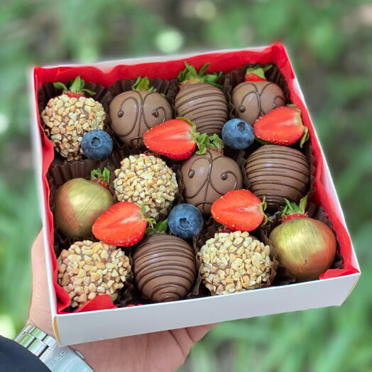 Набір з полуниці в шоколаді 12 ягід/ подарунок на день Народження / День матері / подарунок жінці / подарунок подрузі