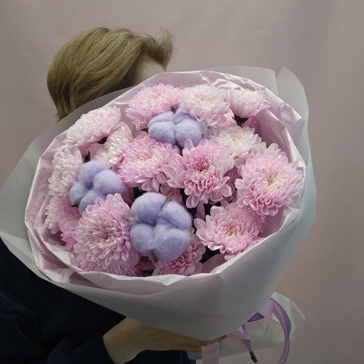 Букет из хризантем кустовых и хлопком