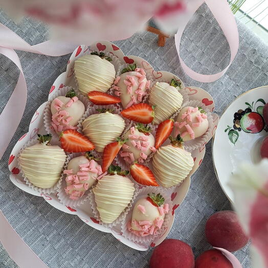 Набор клубники в белом шоколаде . Клубничная валентинка