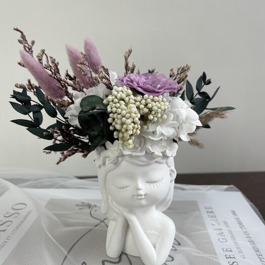 Простоит 1 год! Композиция из живых стабилизированных цветов в нежном кашпо