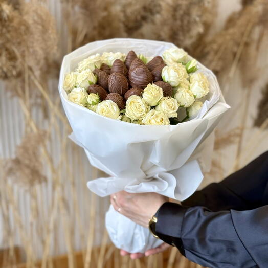 Букет клубники в шоколаде с кустовыми розами