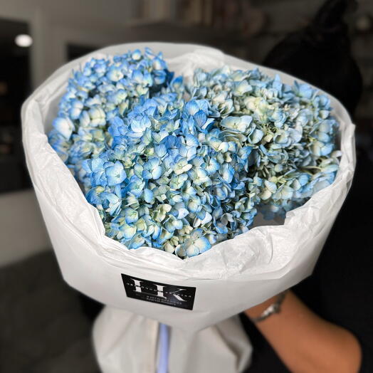 Букет моно из 3 голубых гортензий