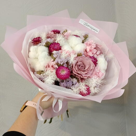 Букет из сухоцветов в розово-белой гамме