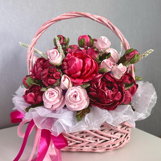 Корзина с зефирными цветами