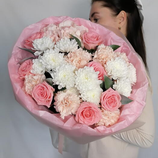 💕Очаровательный букет "PERVOЦВЕТ" из розовых роз Софи Лорен, гортензии, диантусов и кустовых хризантем в оформлении