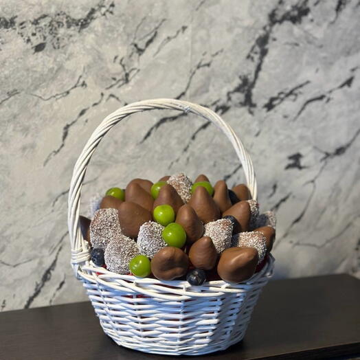 Корзина из клубники в шоколаде