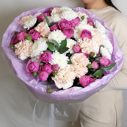 💕Очаровательный букет "PERVOЦВЕТ" из белых кустовых хризантем, пионовидных роз и диантусов в стильном оформлении