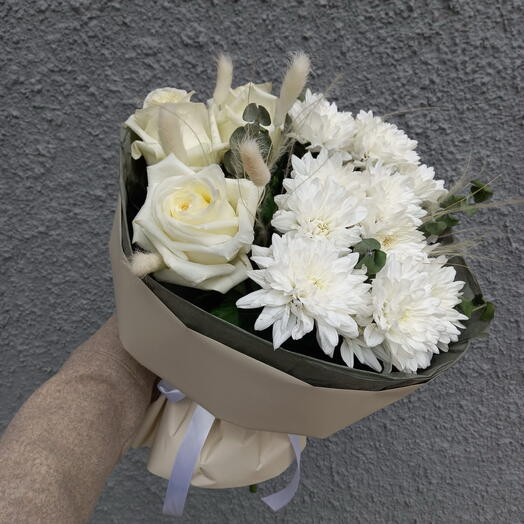 Букет из белоснежных хризантем и роз