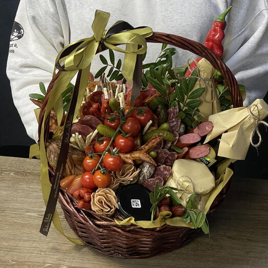 Корзина подарочная, с закусками к столу, фуршет Новый Уренгой, мужской букет Новый Уренгой