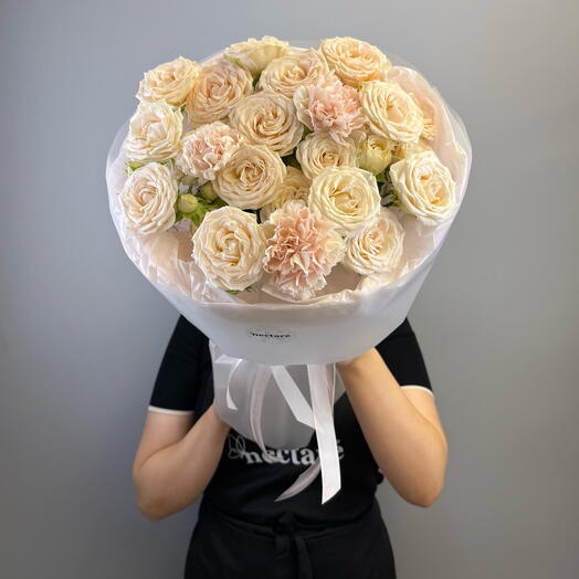 Букет с кустовыми розами и диантусами