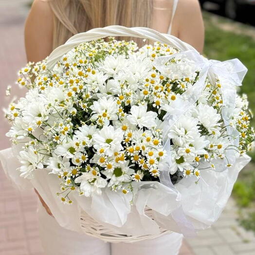 Корзина с ромашками