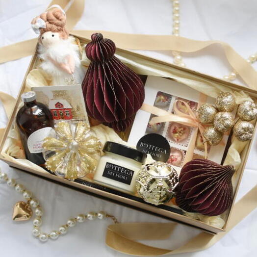 Новогодний подарочный набор «Богема»: свеча, диффузор, бельгийский шоколад и игрушки