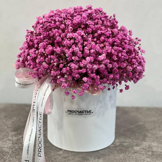 Нежная розовая гипсофила в шляпной коробке